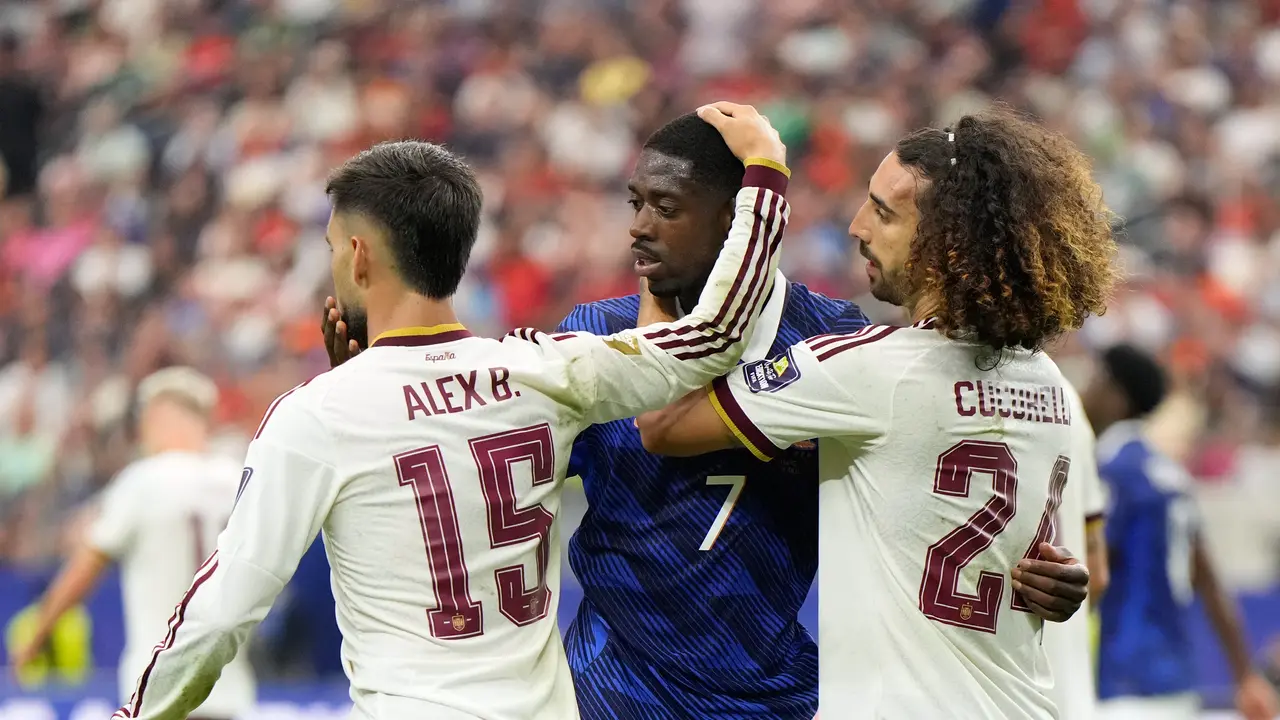 Pemain Spanyol Alex Baena, pemain Prancis Ousmane Dembele, dan pemain Spanyol Marc Cucurella