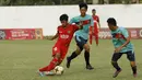 Pemain Universitas Muhammadiyah Malang (UMM), Prasetyo, berusaha melewati pemain Universitas Negeri Malang (UM) pada laga final Torabika Campus Cup 2017 di Stadion UM, Malang, Kamis, (02/11/2017). UMM menang 2-0 atas UM. (Bola.com/M Iqbal Ichsan)