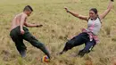 Pejuang dari Angkatan Bersenjata Revolusioner Kolombia (FARC) bermain sepak bola di sebuah kamp di mana mereka mempersiapkan diri untuk meratifikasi kesepakatan damai dengan pemerintah, di Yari Plains, Kolombia, (19/9). (REUTERS/John Vizcaino)