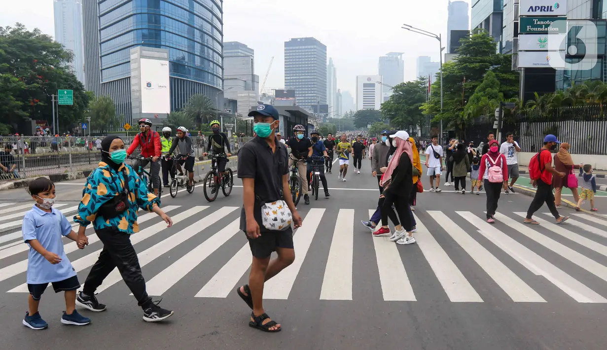 Warga berolahraga dan melakukan beragam aktivitas di kawasan Bundaran Hotel Indonesia (HI), Menteng, Jakarta Pusat, Minggu (22/5). Pemerintah Provinsi (Pemprov) DKI Jakarta kembali menggelar Hari Bebas Kendaraan Bermotor (HBKB) di sejumlah ruas jalan Ibu Kota. (Liputan6.com/Herman Zakharia)