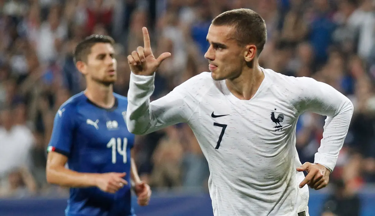 Penyerang Prancis, Antoine Griezmann berselebrasi usai mencetak gol ke gawang Italia pada pertandingan persahabatan di stadion Allianz Riviera di Nice, Prancis selatan (1/6). Prancis menang telak 3-1 atas Italia. (AP Photo / Claude Paris)