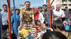 Gubernur DKI Basuki Tjahaja Purnama atau Ahok bermain dengan anak-anak usai meresmikan RPTRA Rusun Cipinang Besar Selatan, Jakarta, Selasa (23/8). Sebelumnya, sempat beredar isu penolakan warga terhadap kedatangan Ahok. (Liputan6.com/Yoppy Renato)