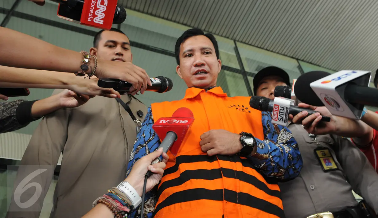 Anggota DPRD Musi Banyuasin dari F-PAN Ujang M Amin berjalan keluar Gedung KPK, Jakarta, Selasa (14/6). Berkas tersangka  kasus suap persetujuan LKPJ 2014 dan pengesahan APBD Muba tahun 2015 sudah lengkap dan siap disidangkan. (Liputan6.com/Helmi Afandi)