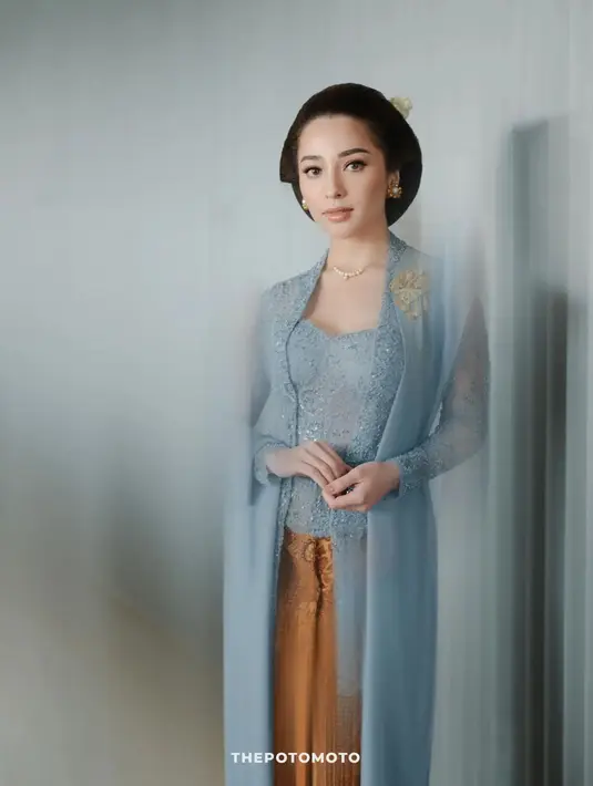 Penampilan anggun Nikita Willy saat tedhak siten baby Issa. Ia mengenakan kebaya kutubaru warna tranquil blue, yang dipadukan batik sido drajad. [Instagram/didietmaulana]