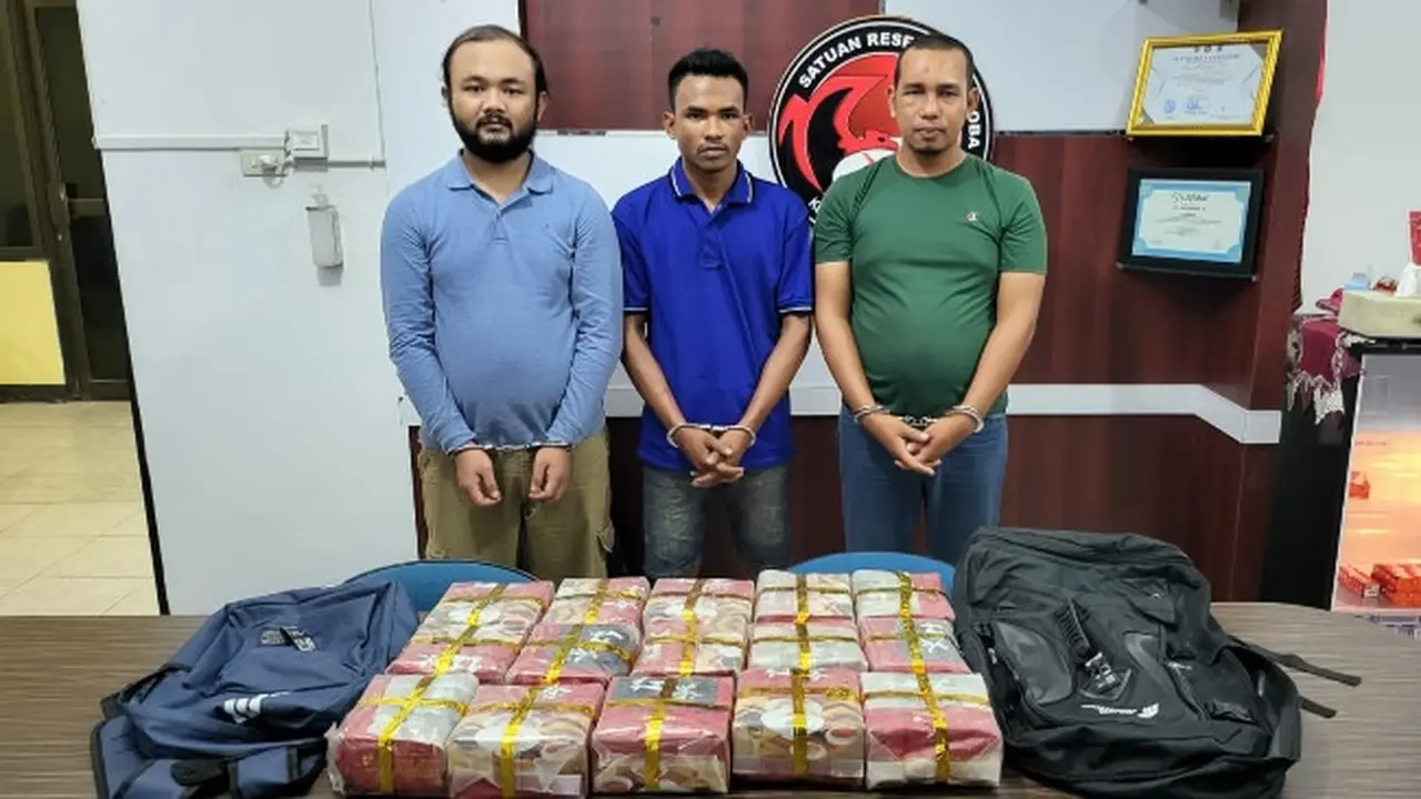 Tiga tersangka kurir sabu yang dikendalikan warga Malaysia untuk membawa barang haram itu ke Pekanbaru dan Jakarta.