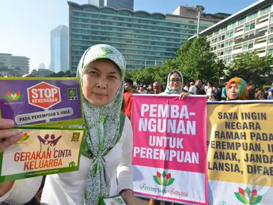 Aktivis 'Perempuan Bangsa' saat melakukan aksi peringatan Hari Ibu di Bundaran HI, Jakarta, Minggu (21/12/2014). (Liputan6.com/Herman Zakharia)
