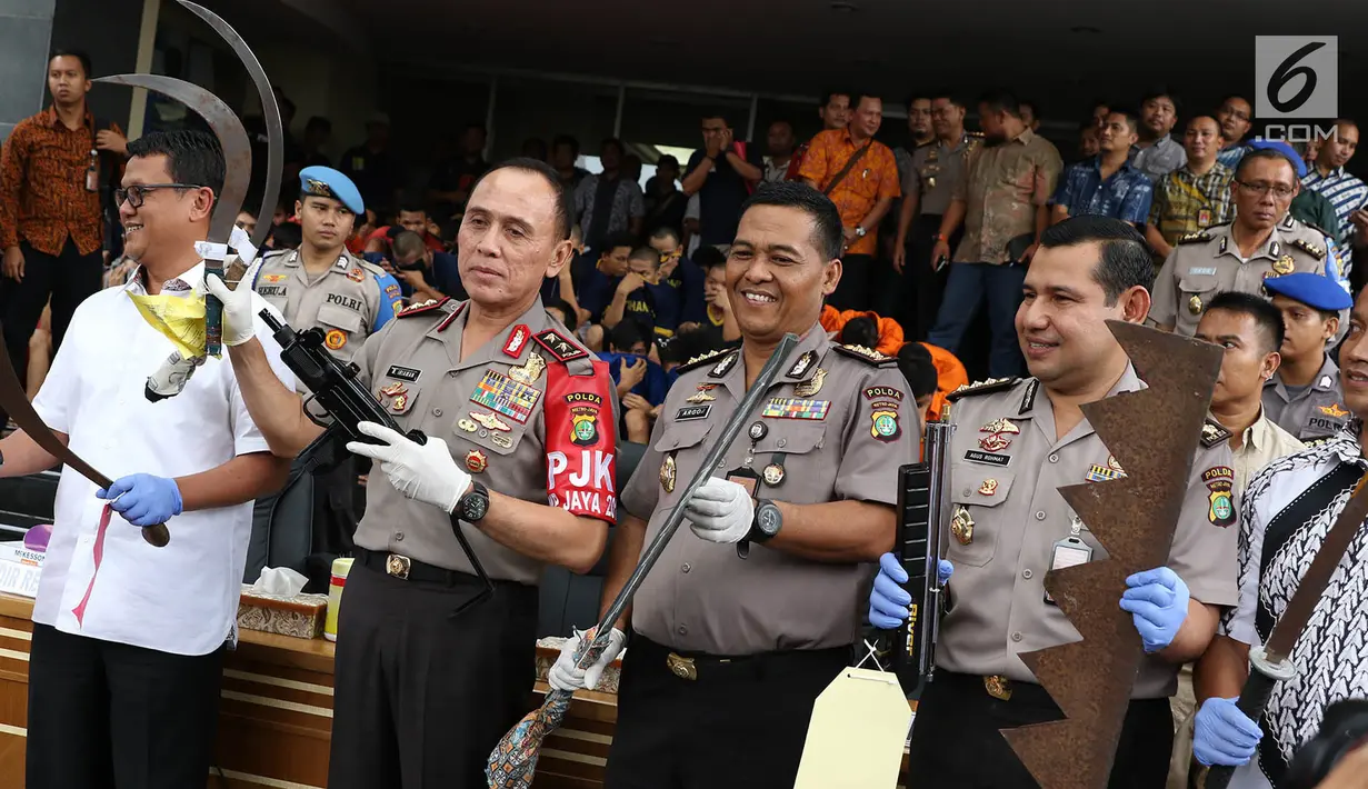 Petugas memperlihatkan barang bukti hasil sitaan dari tersangka anggota geng motor di Polda Metro Jaya, Jakarta, Jumat (2/6). (Liputan6.com/Immanuel Antonius)