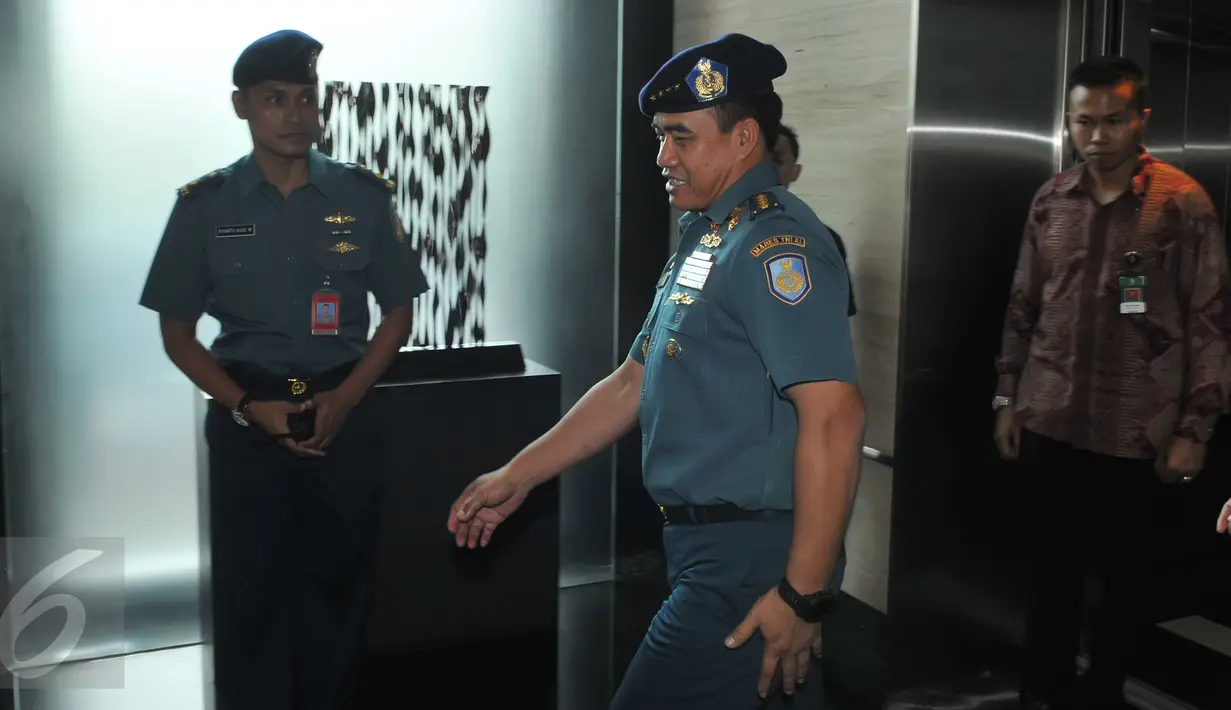 KSAL Laksamana TNI Ade Supandi bersiap memasuki lift di SCTV Tower, Jakarta, Sabtu (15/8/2015). Demi menyelamatkan laut Indonesia, SCTV dan TNI AL bekerja sama melakukan Ekspedisi Sejuta Terumbu Karang.  (Liputan6.com/Herman Zakharia)