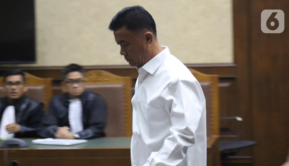 Terdakwa perantara suap mantan Bupati Kep Talaud Sri Wahyumi Maria Manalip terkait revitalisasi dua pasar TA 2019, Benhur Lalenoh saat sidang putusan di Pengadilan Tipikor Jakarta, Senin (9/12/2019). Benhur dihukum empat tahun penjara dan denda Rp 200 juta. (Liputan6.com/Helmi Fithriansyah)