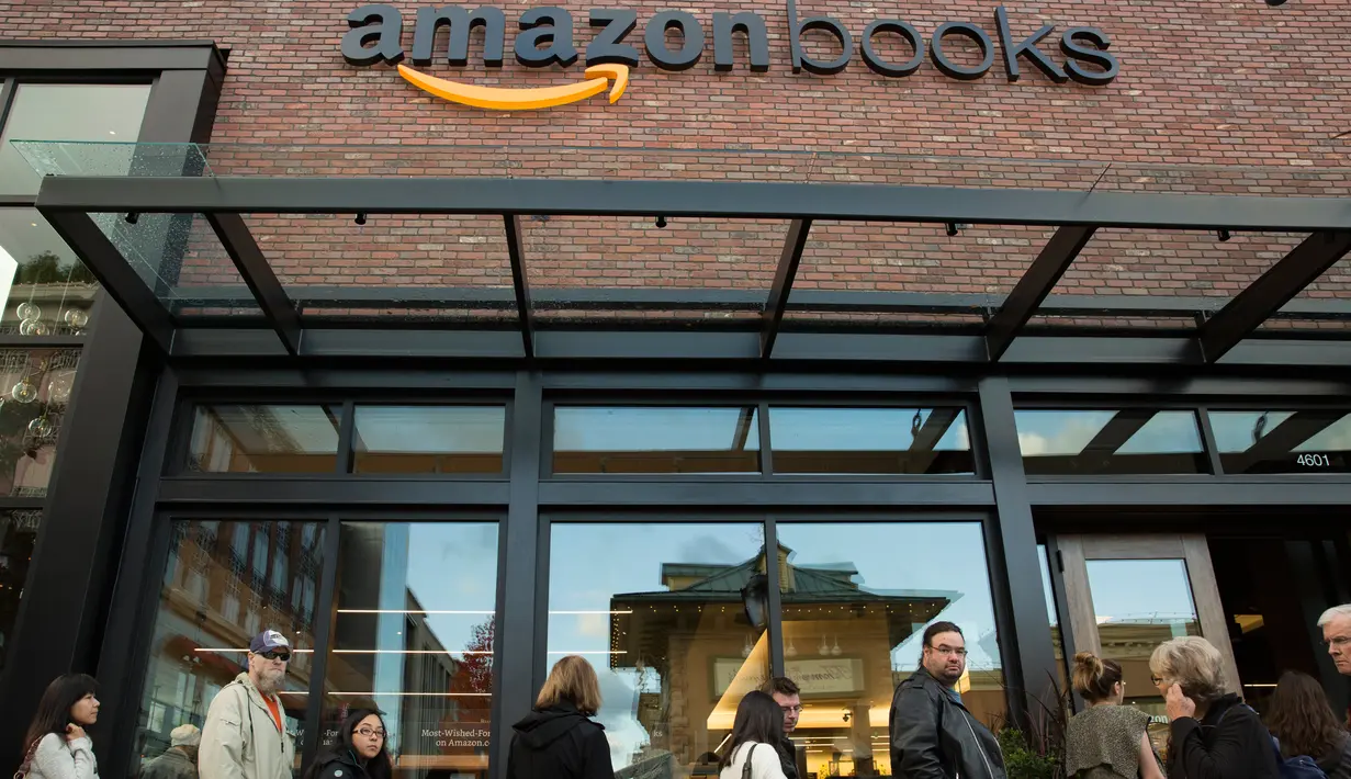 Pelanggan mengantre masuk ke toko buku baru di University Village di Seattle, Washington, Selasa (3/11). Setelah 20 tahun mejual buku secara online, akhirnya Amazon membuka toko buku fisik pertamanya yang bernama Amazon Books. (AFP Photo/Jason Redmond)