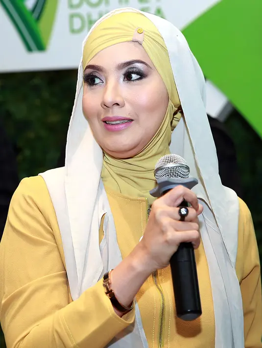 Kedekatan Elma Theana dan Gatot Brajamusti berlangsung beberapa tahun lalu. Berdasarkan Anwar, tetangga yang memiliki warung kopi diseberang rumah Gatot sering melihat artis senior itu ke rumah guru spiritualnya. (Deki Prayoga/Bintang.com)