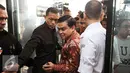 Dirjen Perundang-undangan Kemenkumham, Widodo Eka Thahjana (tengah) saat tiba di gedung KPK Jakarta untuk bertemu dengan pimpinan KPK, Senin (14/9/2015). Bersama pimpinan KPK, Widodo membahas delik RUU KUHP. (Liputan6.com/Helmi Fithriansyah)
