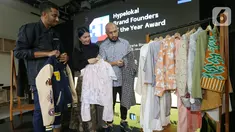 (Ki-Ka) Founder & CEO Hypefast, Achmad Alkatiri, Brand Founder Nyonya Piyama, Lusy Lestaru & Denny Gunawan melihat produk lokal pada Peluncuran Program HypeLokal: Brand Founders of The Years 2022 di Graha Binakarsa Jakarta, Selasa (14/06/2022). Program ini merupakan penghargaan dan apresiasi untuk pemilik brand lokal di Indonesia atas kontribusi yang diberikan terhadap pertumbuhan ekonomi nasional dan industri kreatif tanah air. (Liputan6.com/Fery Pradolo)