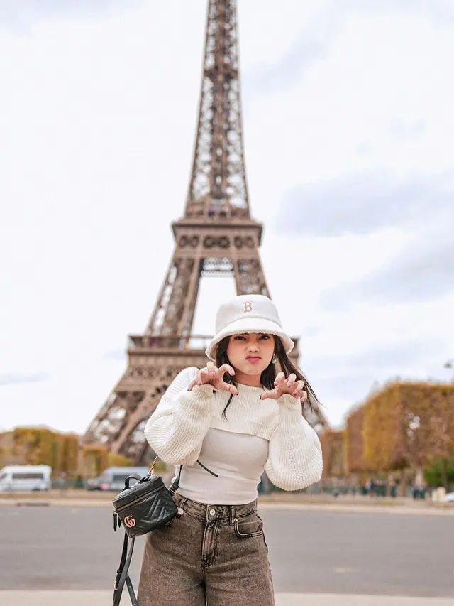 8 Potret Fuji Utami Setia dengan Gaya Skena, Terbaru Jadi Inspirasi Outfit Dingin Saat Liburan di Paris