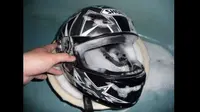 Cara mencuci helm sepeda motor. (instructables.com)