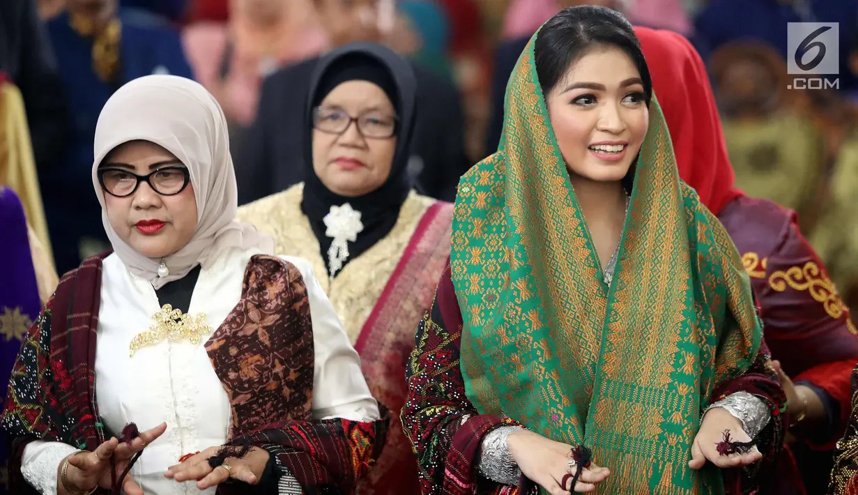 Istri Gibran Rakabuming, Selvi Ananda (tengah) saat menari Tortor saat acara adat pernikahan Kahiyang Ayu dan Bobby Nasution di Bukit Hijau Regency Taman Setia Budi (BHR Tasbi), Medan (24/11). (Liputan6.com/Pool/Media Center)