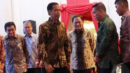 Presiden Jokowi dan rombongan saat tiba di Gedung Bursa Efek Jakarta untuk meresmikan sektor perdagangan saham perdana di Gedung Bursa Efek Jakarta, Jumat (2/1/2014).Jakarta, Jumat (2/1/2014).(Liputan6.com/Faizal Fanani)