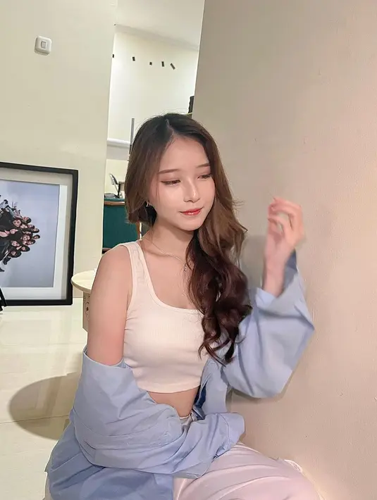 Vior dikenal dengan gayanya yang imut dan polos. Namanya juga makin populer karena pacaran dengan pebasket, Vincent Kosasih. [Instagram.com/nitavior]