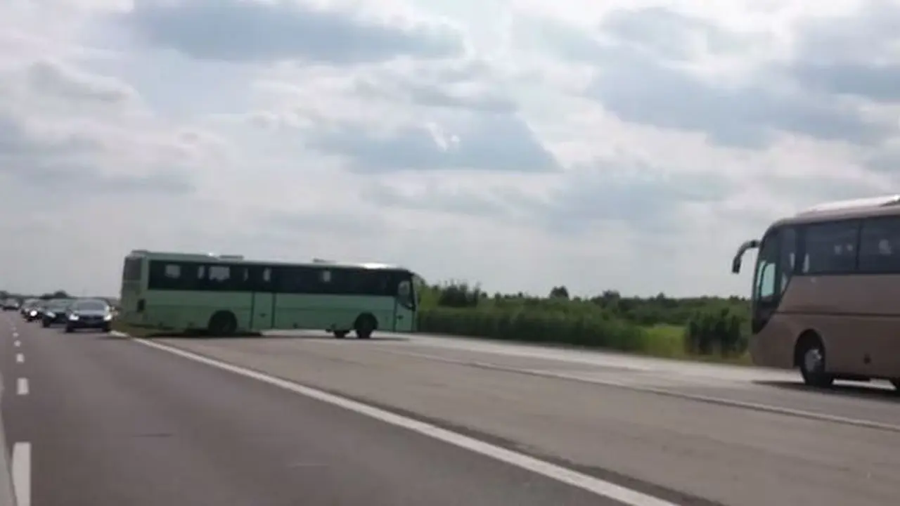 Kebablasan, Bus Pariwisata Nekat Putar Balik di Jalan Tol