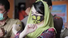Meski menggunakan masker, Arumi Bachsin tetap menawan dan menarik perhatian. Ia kerap mengenakan masker dengan warna yang serasi dengan kerudung atau pakaiannya. (Liputan6.com/IG/@arumibachsin_94).