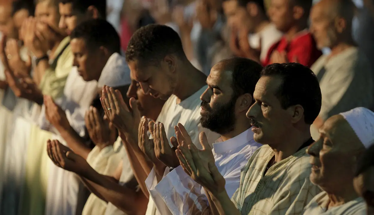 Sejumlah umat Muslim ketika memanjatkan doa di sebuah masjid di Sale, Maroko, Selasa (14/7/2015). Setiap malam Lailatul Qadar, beberapa masjid di Maroko dipenuhi para umat muslim. (REUTERS / Stringer)