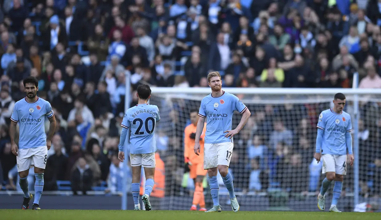 Ekspresi kecewa para pemain Manchester City setelah kebobolan gol kedua saat menghadapi Brentford dalam laga Liga Inggris 2022/2023 di Etihad Stadium, Manchester (12/11/2022). Dengan lebih dari 100 pelanggaran yang dilakukan Manchester City dalam kurun waktu 9 tahun, hukuman paling ringan yang dapat diterima The Citizens adalah pengurangan poin dalam kompetisi yang sedang berlangsung. (AFP/Oli Scarff)