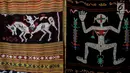 Kain Tenun Sumba, salah satu warisan budaya yang memiliki nilai seni tinggi. Corak dan Motif pada kain dibuat dari pemandangan makhluk hidup atau benda di Sumba yang merupakan simbol atau identitas masyarakat Sumba. (Liputan6.com/Johan Tallo)