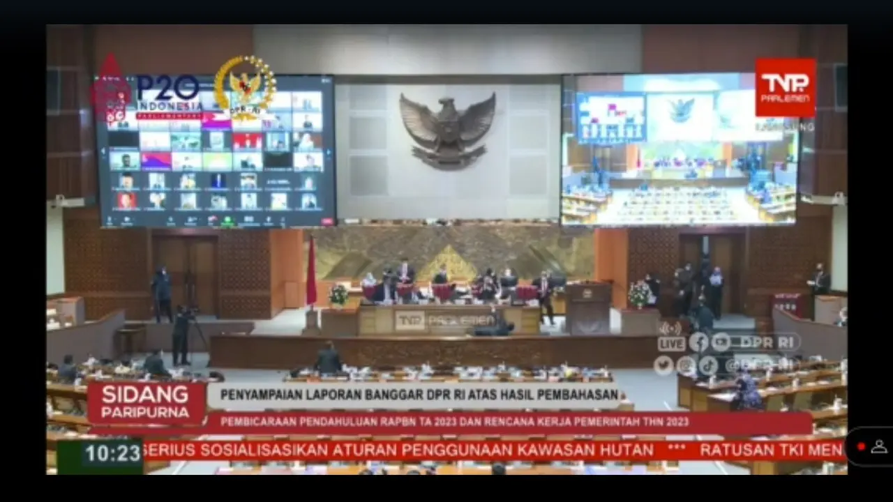 Wakil Ketua Banggar Muhidin M Said ambruk usai bersalaman dengan Ketua DPR RI Puan Maharani. Insiden terjadi usai Muhidin membacakan laporan pada rapat paripurna DPR RI.
