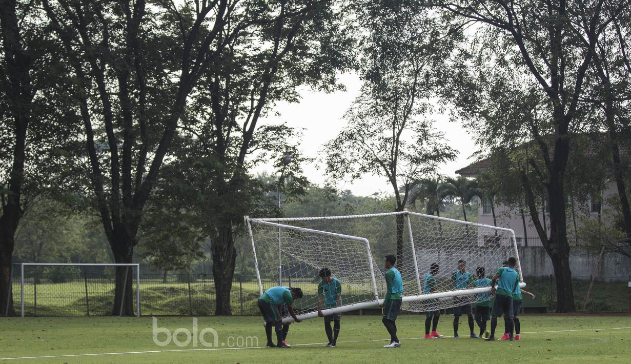 Para pemain Timnas Indonesia U-22 mengangkat gawang saat latihan di Lapangan SPH Karawaci, Tangerang, Minggu (7/5/2017). (Bola.com/Vitalis Yogi Trisna)