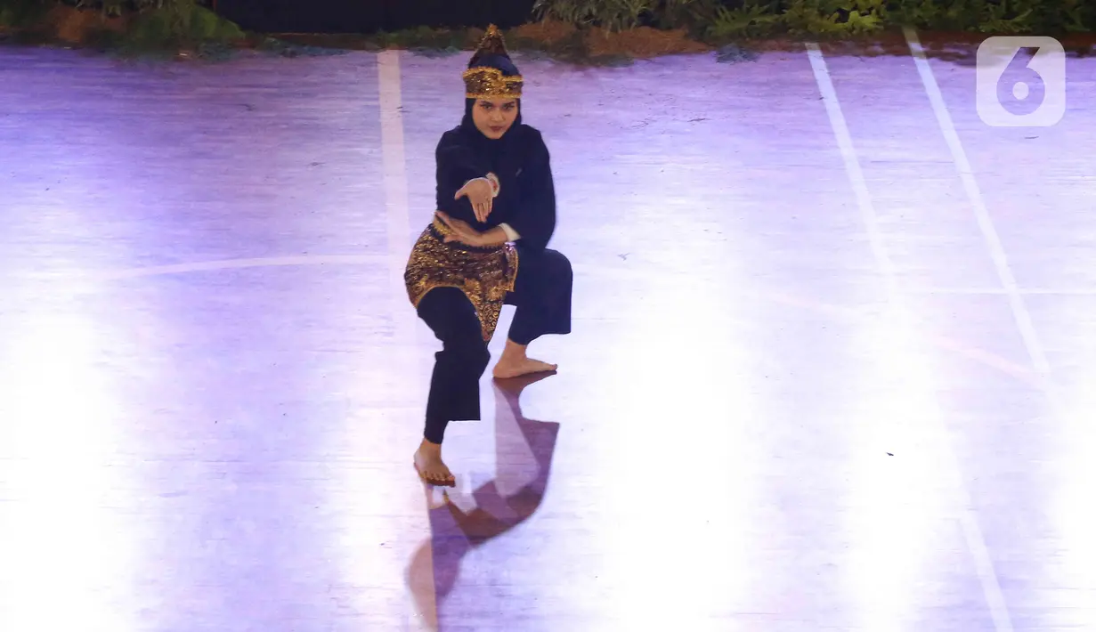 Aksi pesilat saat melakukan pentas di Gor Ciracas, Jakarta, Selasa (22/3/2022). Dinas Kebudayaan DKI bersama sejumlah Komunitas Budaya menggelar pergelaran seni budaya yang bertujuan untuk memperkenalkan kebudayaan pencak silat serta mengangkat kembali tradisi budaya. (Liputan6.com/Herman Zakharia)