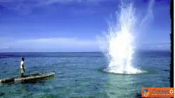 Citizen6, Riau: Nelayan menggunakan sampan mengebom ikan di laut. (Pengirim: Aman)