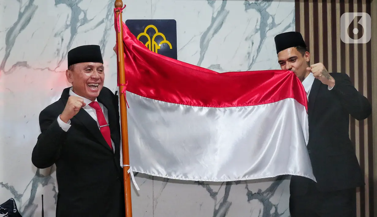 Pemain naturalisasi Shayne Pattynama (kanan) mencium bendera Merah Putih didampingi Ketua Umum PSSI Mochamad Iriawan (kiri) saat acara pengambilan sumpah menjadi Warga Negara Indonesia (WNI) di Kanwil Kemenkumham DKI Jakarta, Selasa (24/1/2023). Shayne Pattynama diproyeksikan untuk memperkuat Timnas Indonesia pada Piala Asia 2023 mendatang. (Liputan6.com/Angga Yuniar)