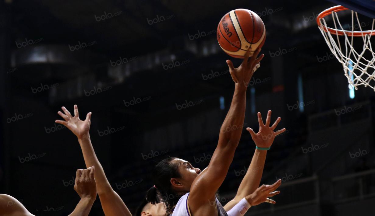 Pemain CLS Knight, Rachmad Febri Utomo #10 melakukan lay up saat dihadang pemain Satya Wacana pada perempat final Playoffs Indonesia  Basket League (IBL) di Britama Arena, Jakarta, Selasa (17/5/2016). (Bola.com/Nicklas Hanoatubun)