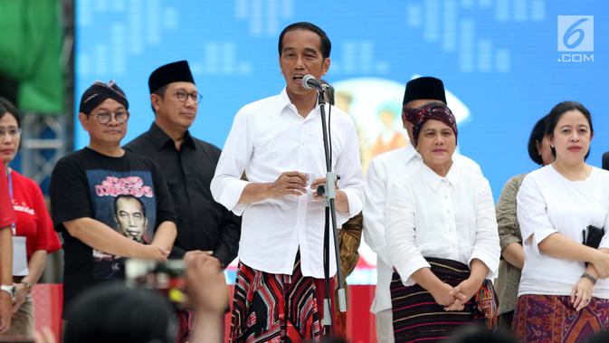 Presiden Joko Widodo memberi sambutan saat mengunjungi Festival Sarung Indonesia 2019, Plaza Tenggara Kompleks GBK, Jakarta, Minggu (3/3). Festival ini diikuti sejumlah perajin sarung tenun dari berbagai daerah. (Liputan6.com/Helmi Fithriansyah)