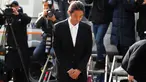 Penyanyi Korea Selatan, Jung Joon Young tiba untuk menjalani pemeriksaan di Kantor Polisi Metro Seoul, Kamis (14/3). Jung Joon Young dituduh melakukan rekaman  secara ilegal dan membagikannya di media sosial. (REUTERS/Kim Hong-Ji)