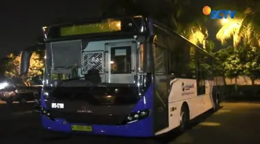 Pencuri bus Transjakarta pasrah saat digiring polisi di halaman Mapolsek Ciracas, Jakarta Timur. 