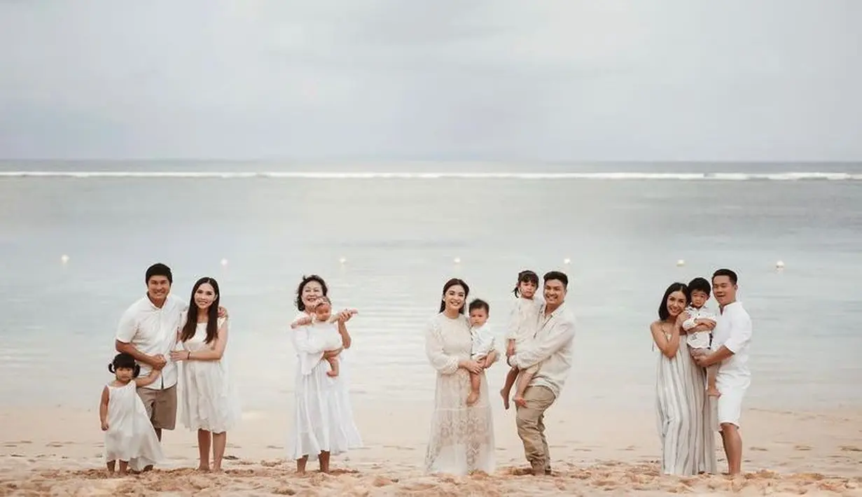 Ini potret keluarga besar Chelsea dan Glenn saat mengabadikan momen kebersamaannya di bibir pantai Bali. (Instagram/chelseaoliviaa).