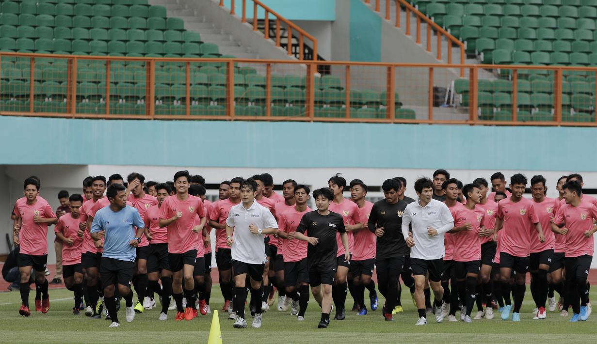 Pemain Timnas Indonesia U-19 saat menggelar sesi latihan di Stadion Wibawa Mukti, Cikarang, Senin (13/1/2020). Sebanyak 51 pemain mengikuti seleksi untuk memperkuat skuat utama Timnas Indonesia U-19. (Bola.com/M Iqbal Ichsan)