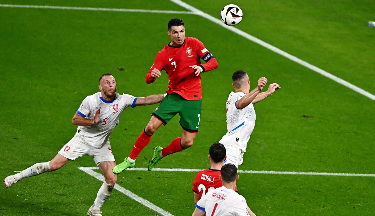 Pemain Portugal, Cristiano Ronaldo, berusaha mencetak gol ke gawang Republik Ceko dalam duel matchday 1 Grup F Euro 2024, Rabu (19/6/2024). (AFP/Gabriel Bouys)