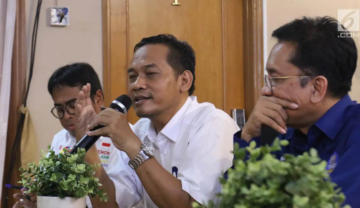 Ketua Senat Trisakti 97-98 Julianto Hendro Cahyono saat memberi paparan dalam focus group discussion (FGD) Tragedi Mei 98 di Jakarta, Jumat (8/2). FGD menceritakan fakta-fakta yang terjadi dalam tragedi 12 Mei 98. (Liputan6.com/Angga Yuniar)