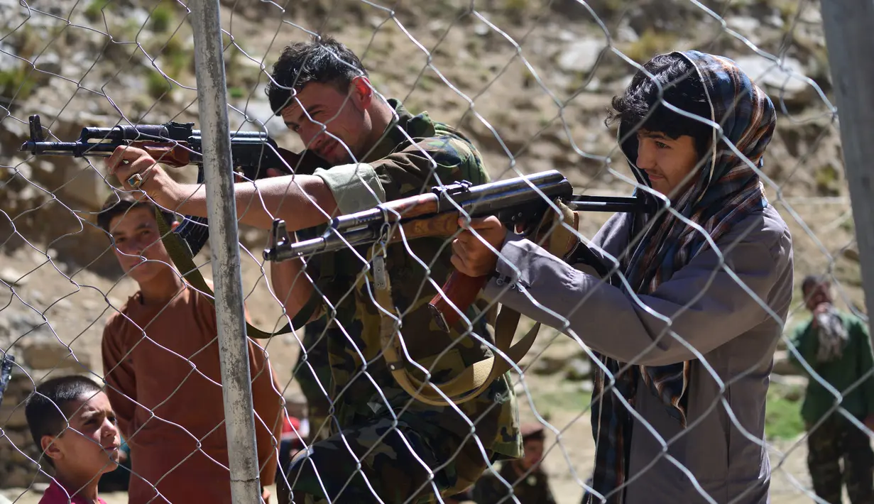 Gerakan perlawanan Afghanistan dan pasukan pemberontakan anti-Taliban mengambil bagian dalam pelatihan militer di daerah Abdullah Khil, Distrik Dara, Provinsi Panjshir, Afghanistan, 24 Agustus 2021. Panjshir jadi satu-satunya wilayah Afghanistan yang belum dikuasai Taliban. (Ahmad SAHEL ARMAN/AFP)