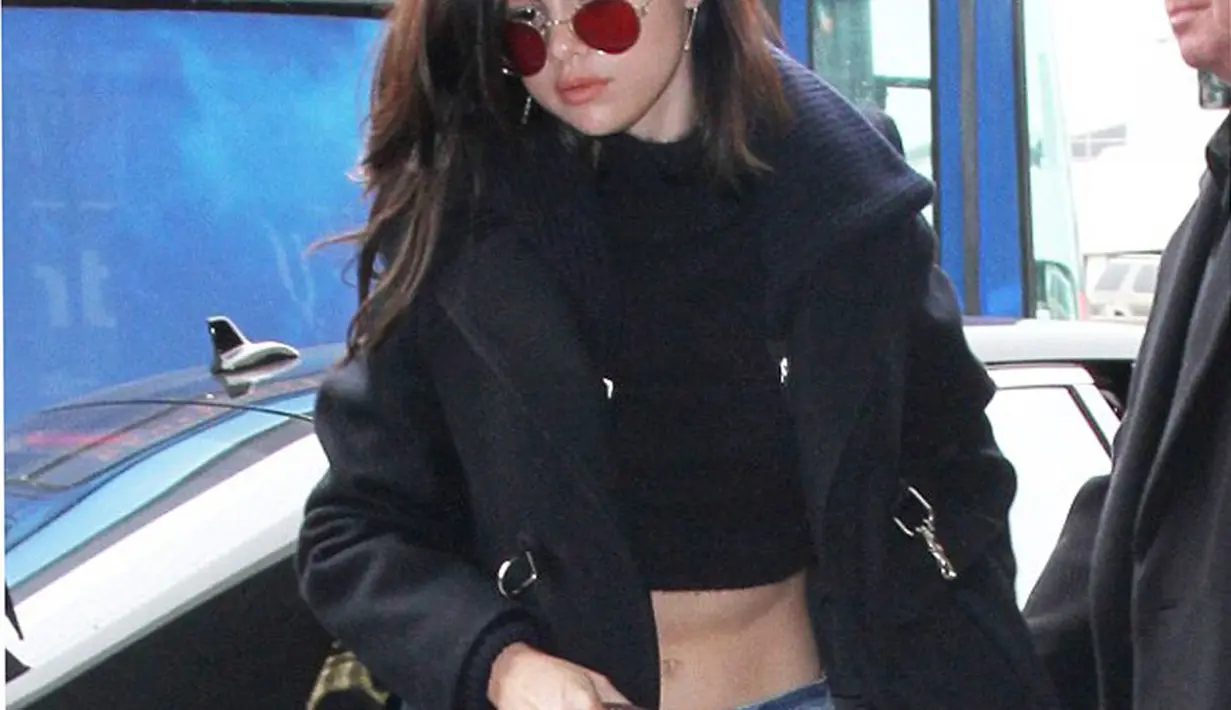 Selena Gomez selalu menjadi perhatian publik. Tak hanya soal kisah cinta dan kehidupannya, namun juga soal penampilan dan keseksian tubuhnya. Seperti kabar yang baru  saja beredar, Selena tampil dengan pamer perutnya. (doc.dailymail.com)