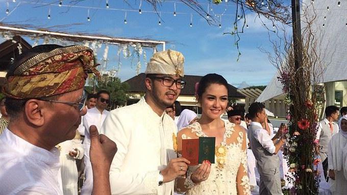 Pemain Film Perempuan Berkalung Sorban / 7 Selebritis yang Lahir di