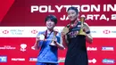 Tunggal putri Korea Selatan, An Se Young (kanan) bersama Akane Yamaguchi berada di podium juara turnamen bulutangkis Indonesia Open 2026 di Istora Gelora Bung Karno, Senayan, Jakarta, Minggu (7/6/2026). (Bola.com/M Iqbal Ichsan)
