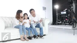 Aktor Joe Taslim bersama Istri dan anaknya dalam pembuatan video klip soundtrack 'Surat Kecil Untuk Tuhan' dengan judul lagu Suka Hati di kawasan Tanah Kusir, Jakarta, Senin (17/4). (Liputan6.com/Herman Zakharia)