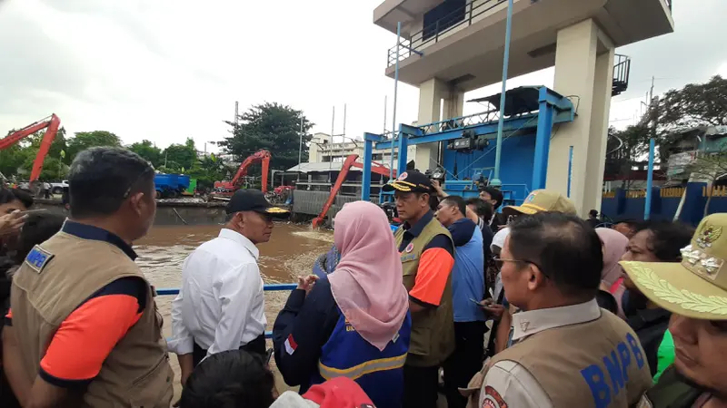 Menko PMK Muhadjir Effendy dan Kepala BNPB Doni Monardo menyambangi Pintu Air Manggarai, Jakarta Selatan. (Liputan6.com/Yopi Makdori)