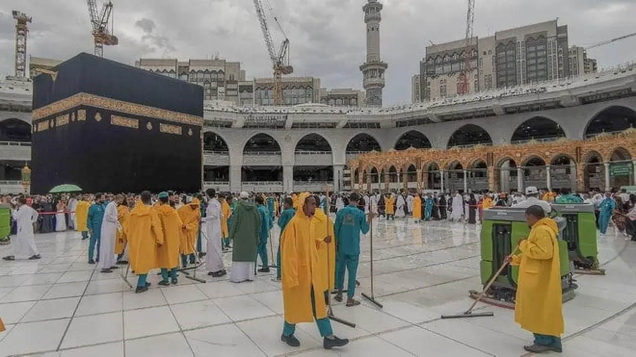 Pekerja di Masjidil Haram di Makkah membersihkan area Mataf dari air hujan. (Twitter @ReasahAlharmain)