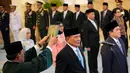 Menteri Koordinator Bidang Politik dan Keamanan, Djamari Chaniago (tengah), dan Menteri Pemuda dan Olahraga, Erick Thohir selama upacara pelantikan di Istana Kepresidenan, Jakarta, Rabu 17 September 2025. (AP Photo/Achmad Ibrahim)
