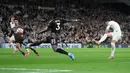 Tottenham Hotspur baru bisa membuka keunggulan pada menit ke-36. Berawal dari kesalahan pemain lawan, Richarlison memberikan assist yang dituntaskan Son Heung-min menjadi gol. Skor 1-0 bertahan hingga turun minum. (AP Photo/Kin Cheung)