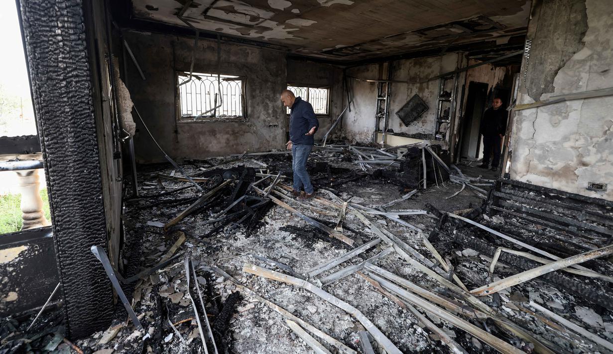 Serangan ini terjadi di tengah meningkatnya ketegangan selama libur Idulfitri dan menyusul eskalasi konflik regional yang lebih luas. Tampak dalam foto, seorang pria Palestina memeriksa sisa-sisa rumah yang terbakar setelah serangan yang dilaporkan dilakukan oleh pemukim Israel di desa Deir al-Hatab, sebelah timur kota Nablus, di Tepi Barat, wilayah yang diduduki Israel pada Senin 23 Maret 2026. (JAAFAR ASHTIYEH/AFP)